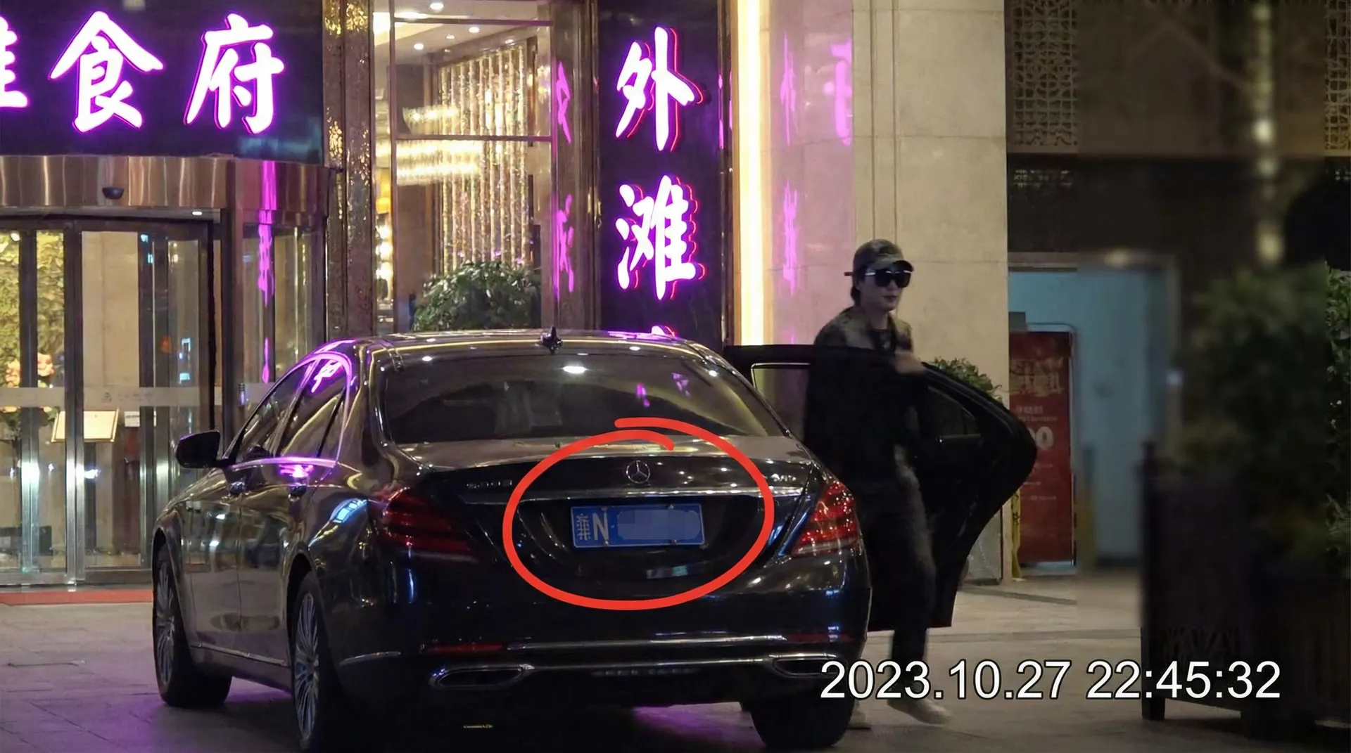 男同视频-24小时更新|高清男同免费影片 - 豪车餐厅外被拍